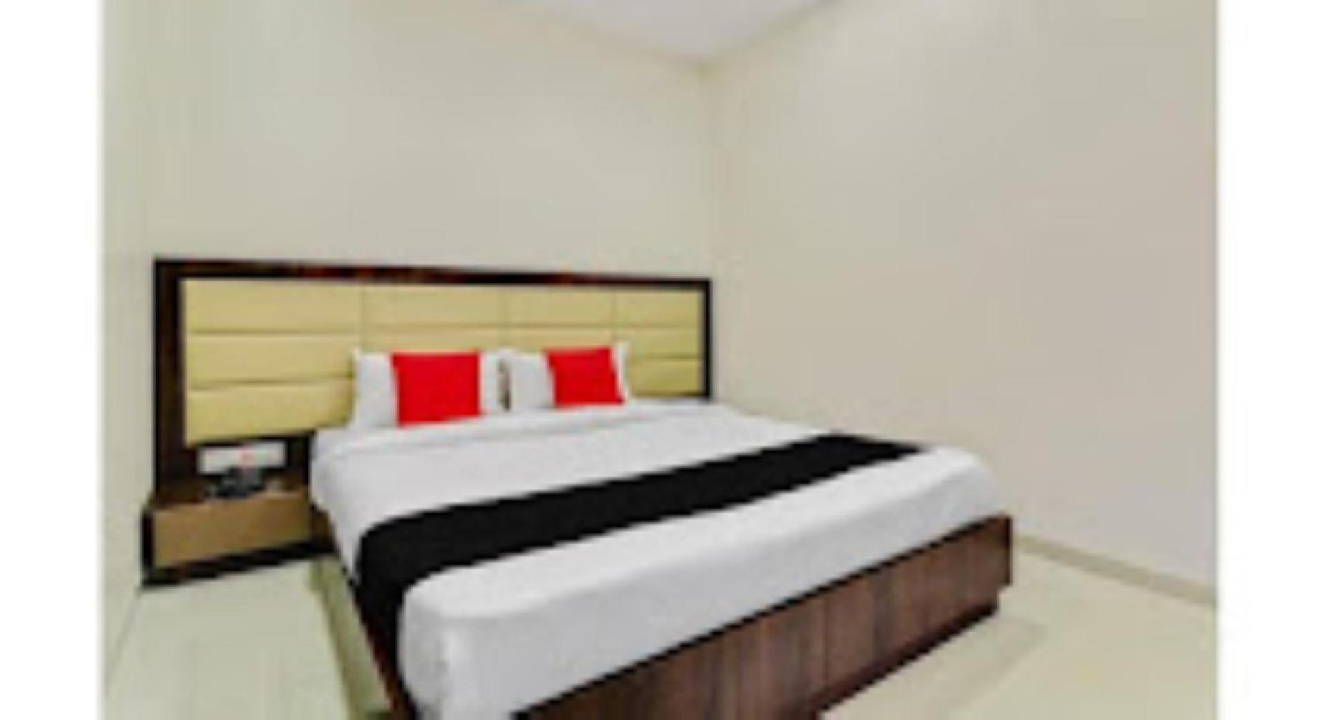 Hotel Pritam Palace , Dhule Екстер'єр фото